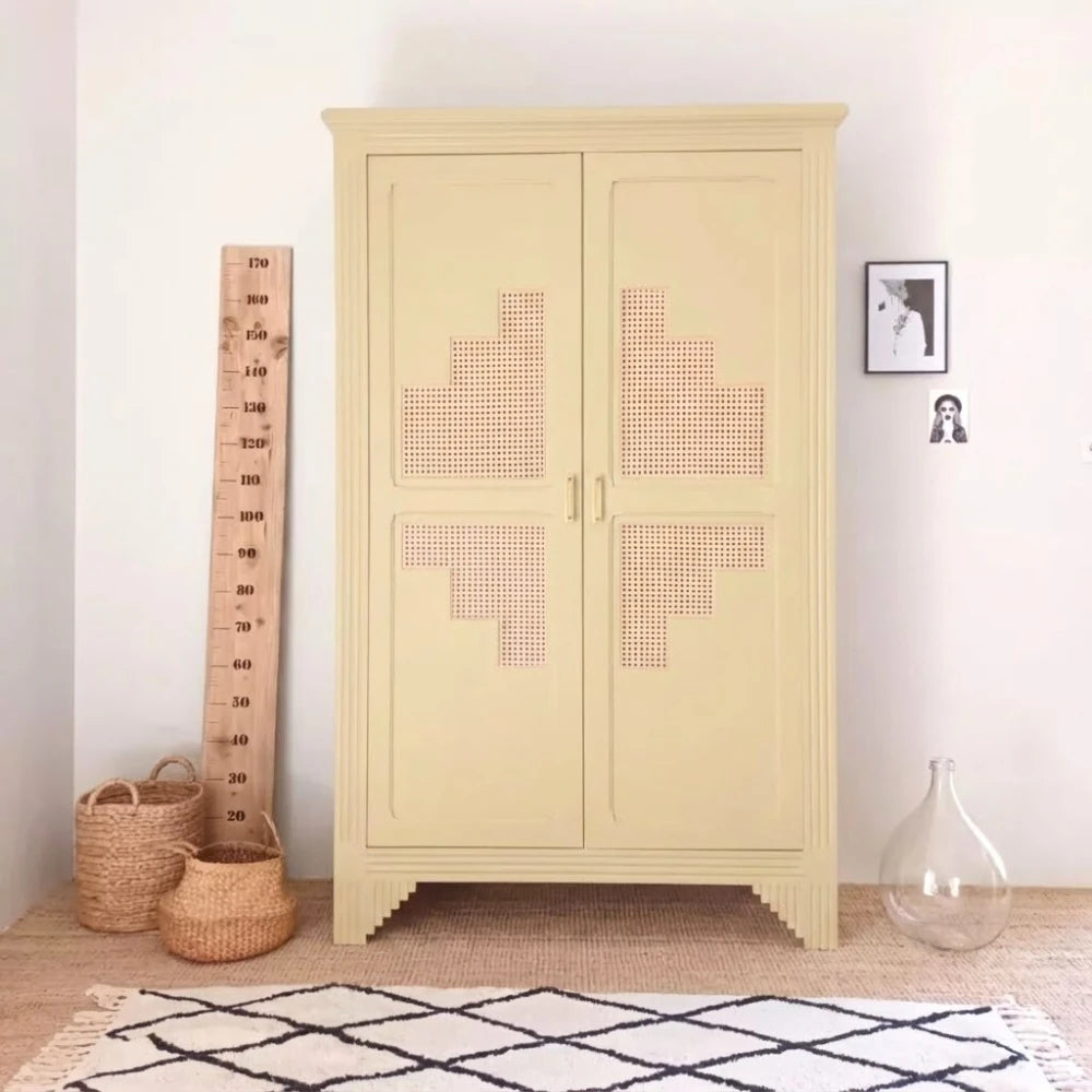 Armoire relookée en couleur Raphia – peinture Eléonore Déco.