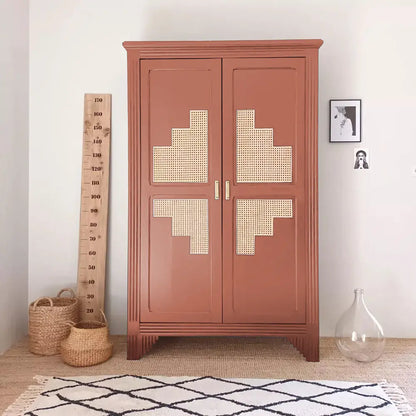 Armoire relookée en couleur rose Tuile croquante – peinture Eléonore Déco