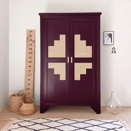 Armoire relookée en couleur rouge Goutte de merlot – peinture Eléonore Déco