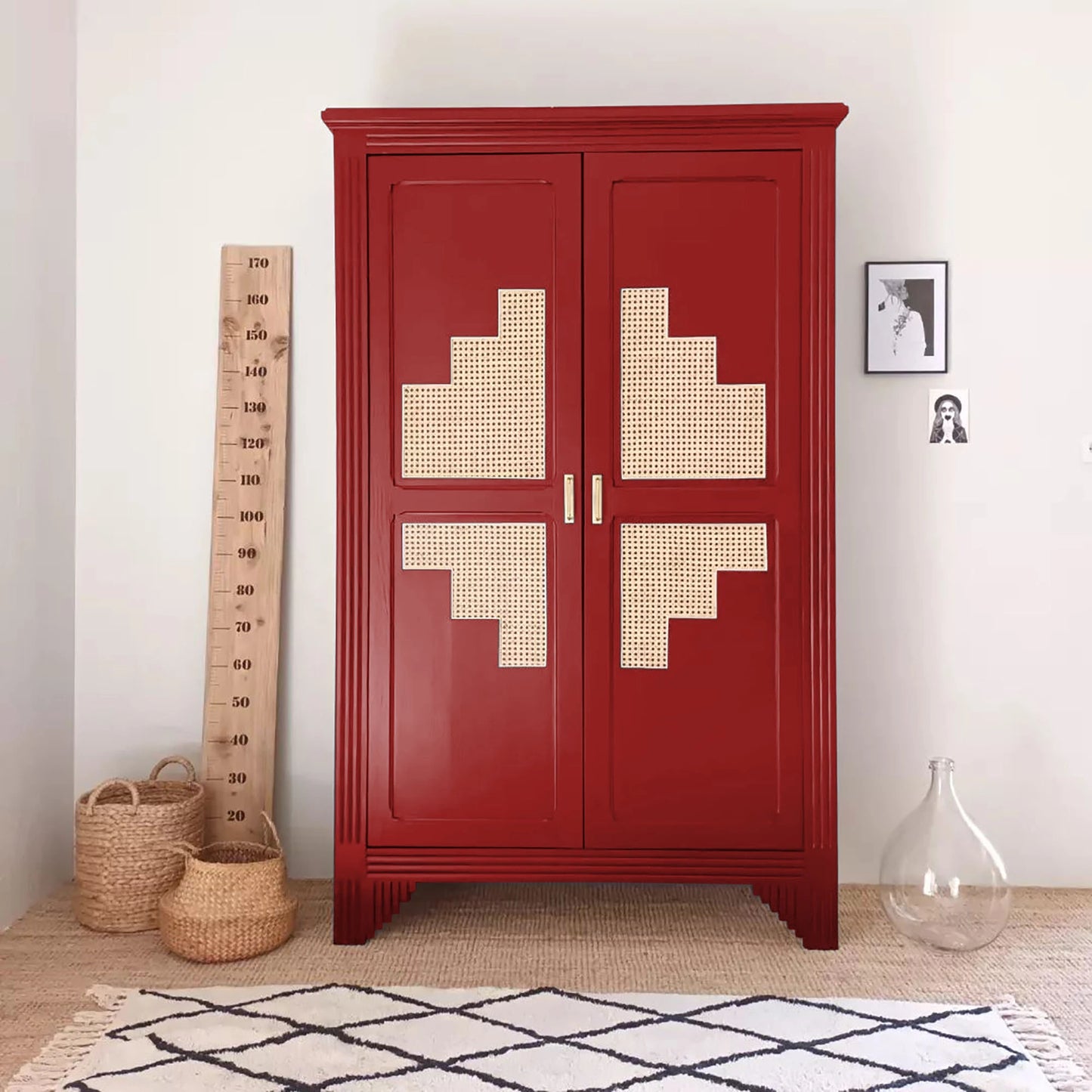 Armoire relookée en couleur Rouge passion – peinture Eléonore Déco.