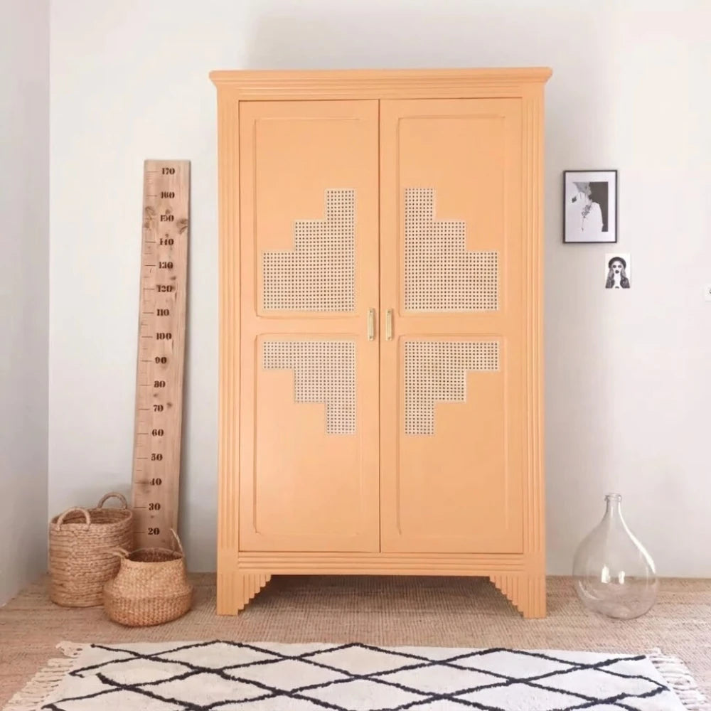 Armoire relookée en couleur Sorbet abricot – peinture Eléonore Déco.