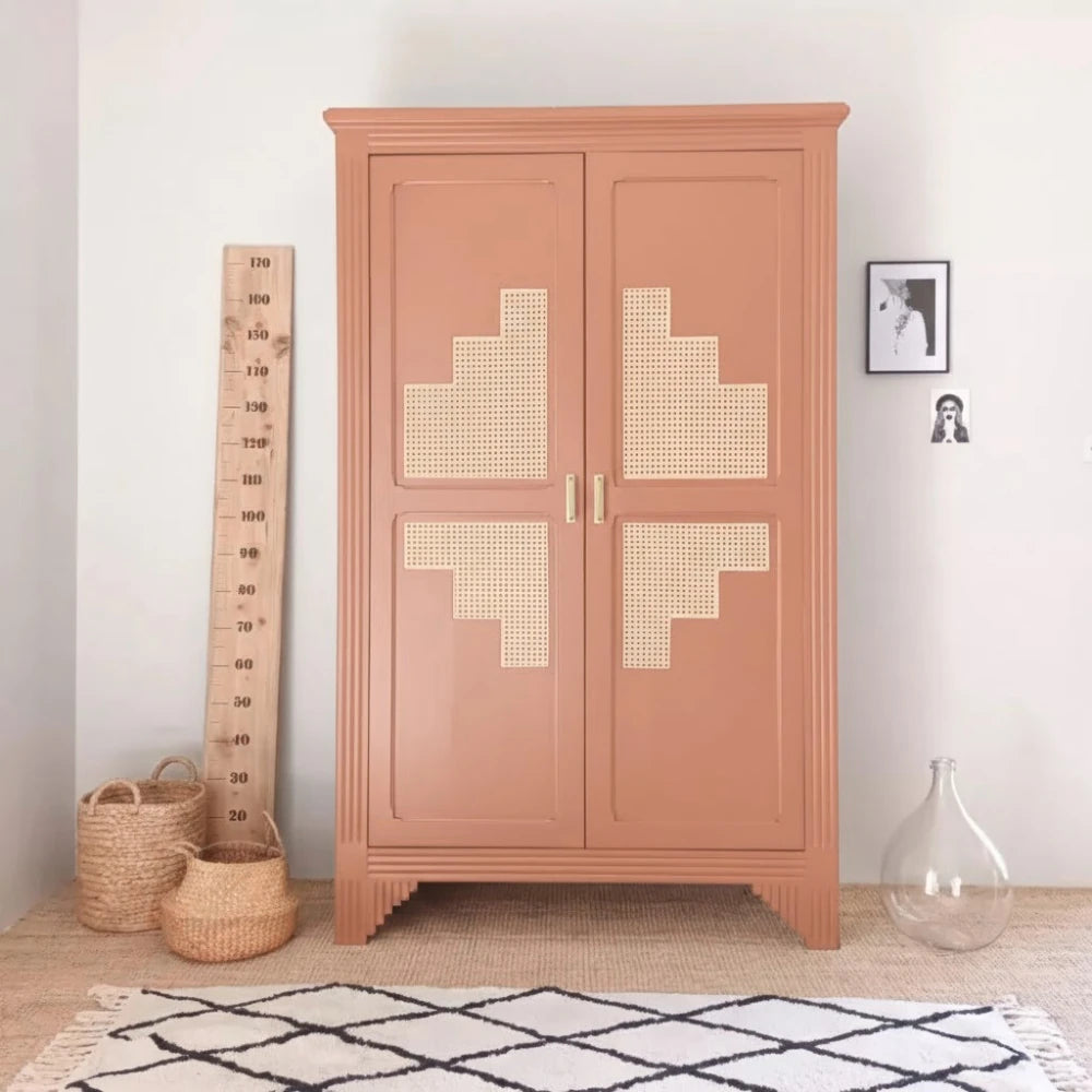 Armoire relookée en couleur Terre de mars – peinture Eléonore Déco.