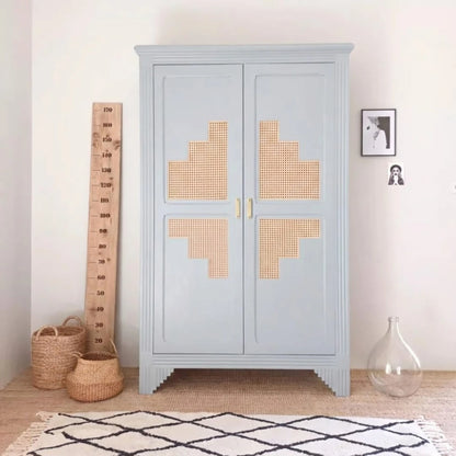 Armoire relookée en couleur Tourterelle – peinture Eléonore Déco.