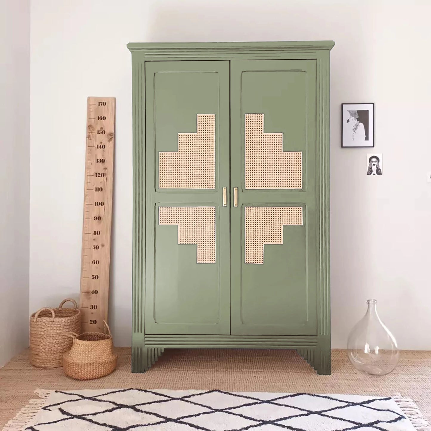 Armoire relookée en couleur Vert de gris – peinture Eléonore Déco.