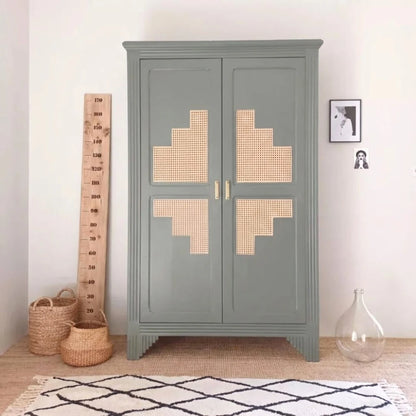 Armoire relookée en couleur Vert gommier – peinture Eléonore Déco.