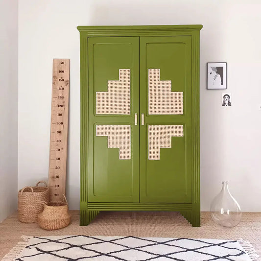 Armoire relookée en couleur vert Matcha latte – peinture Eléonore Déco