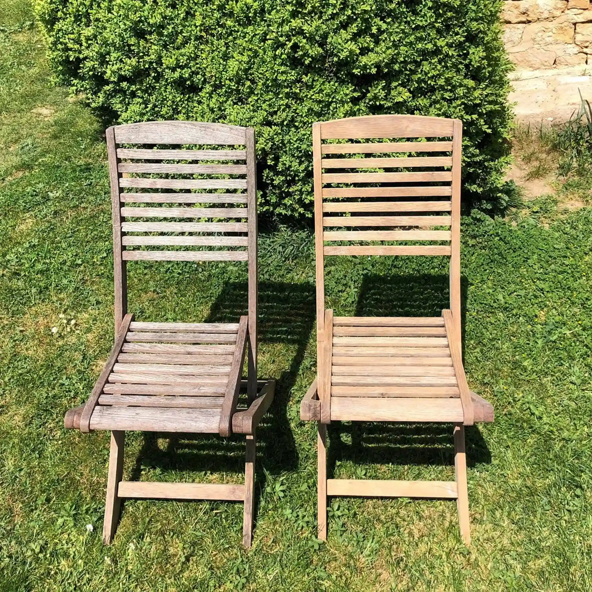 Avant après chaise bois extérieur dégrisée avec Dégribois Eleonore Déco résultat bois ravivé.