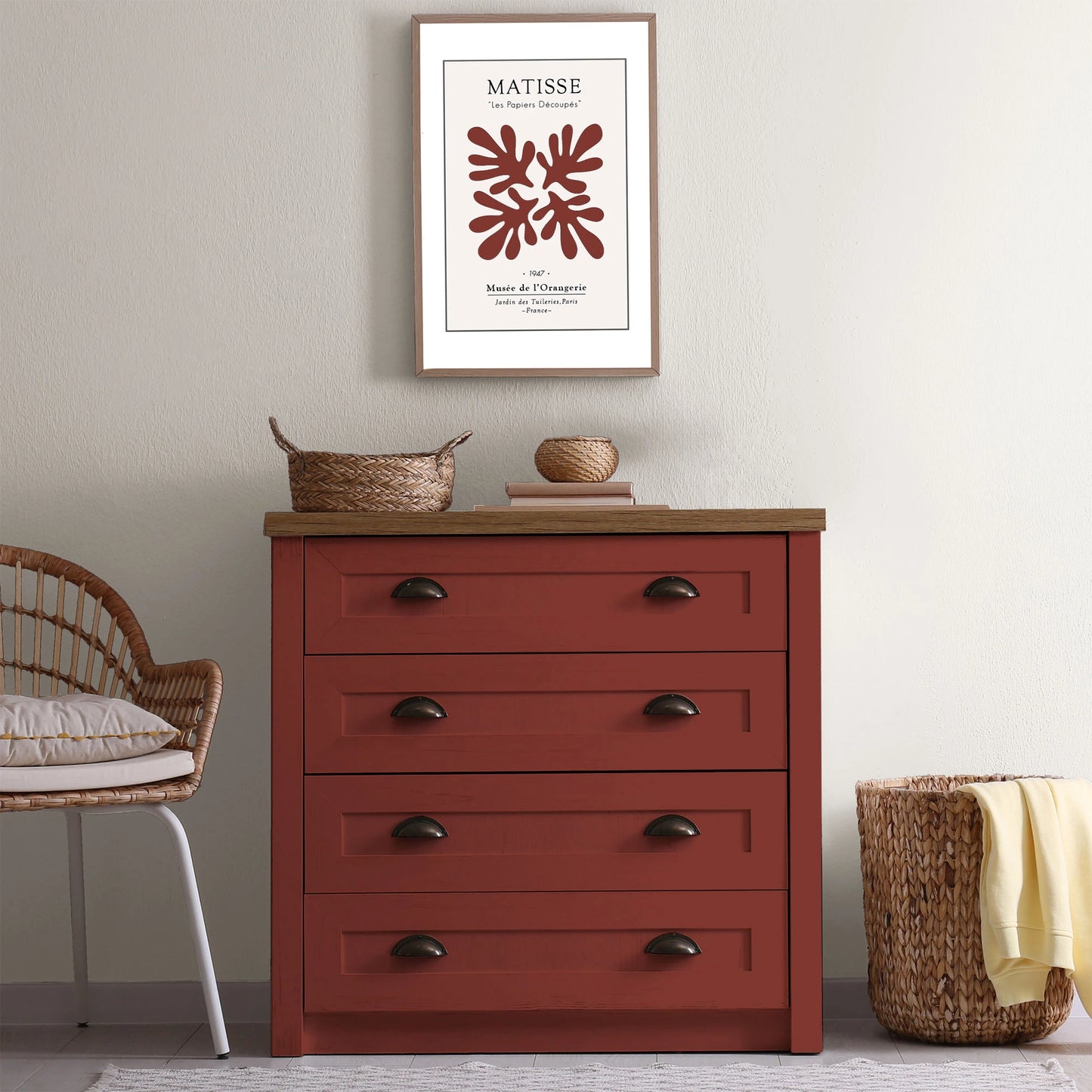Commode relookée en couleur Antik rouge – peinture Eléonore Déco.