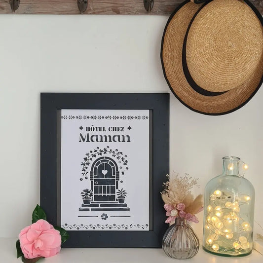 Pochoir Hôtel Maman réalisé dans un cadre