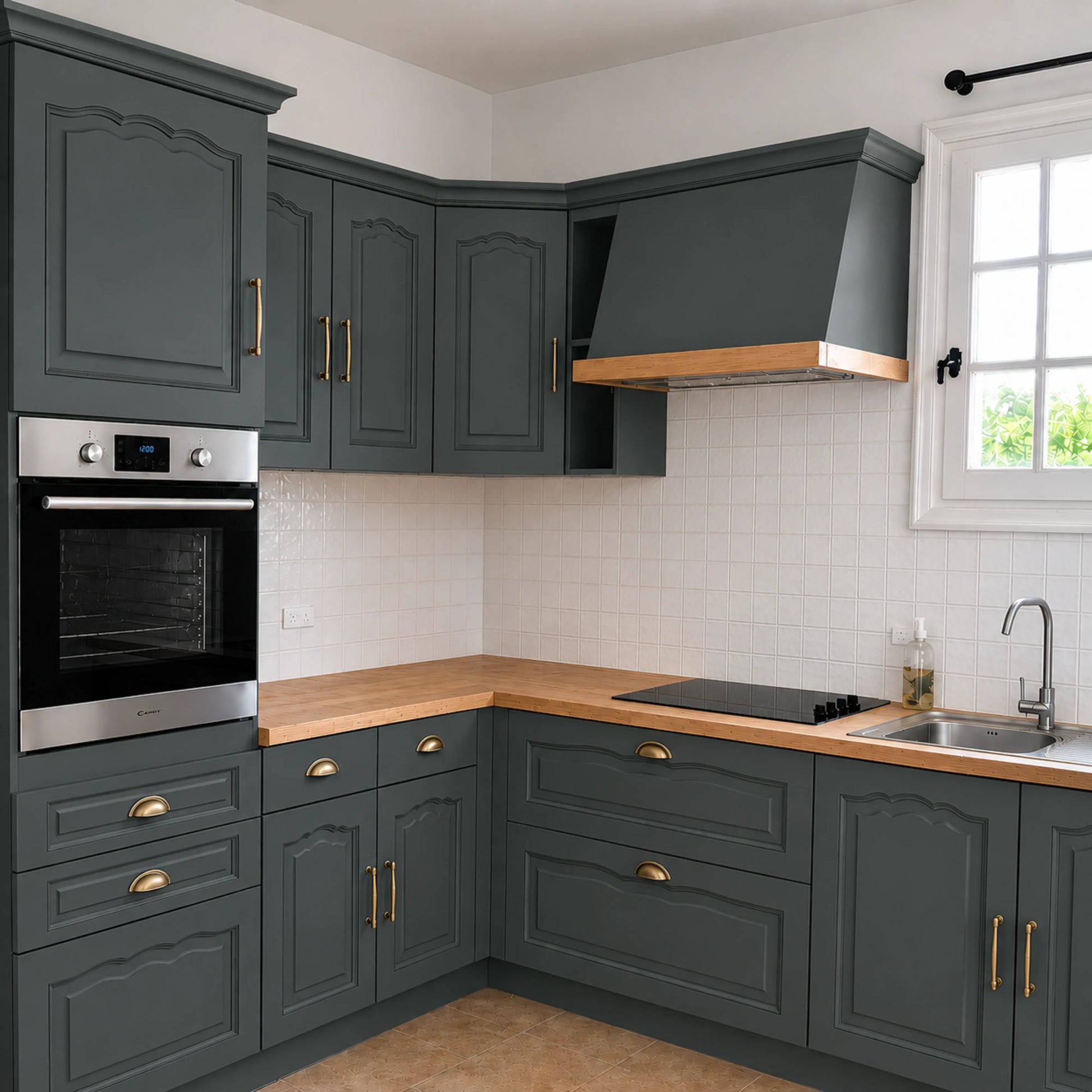 Cuisine campagne chic relookée couleur Anthracite avec la peinture pour cuisine Éléonore Déco.