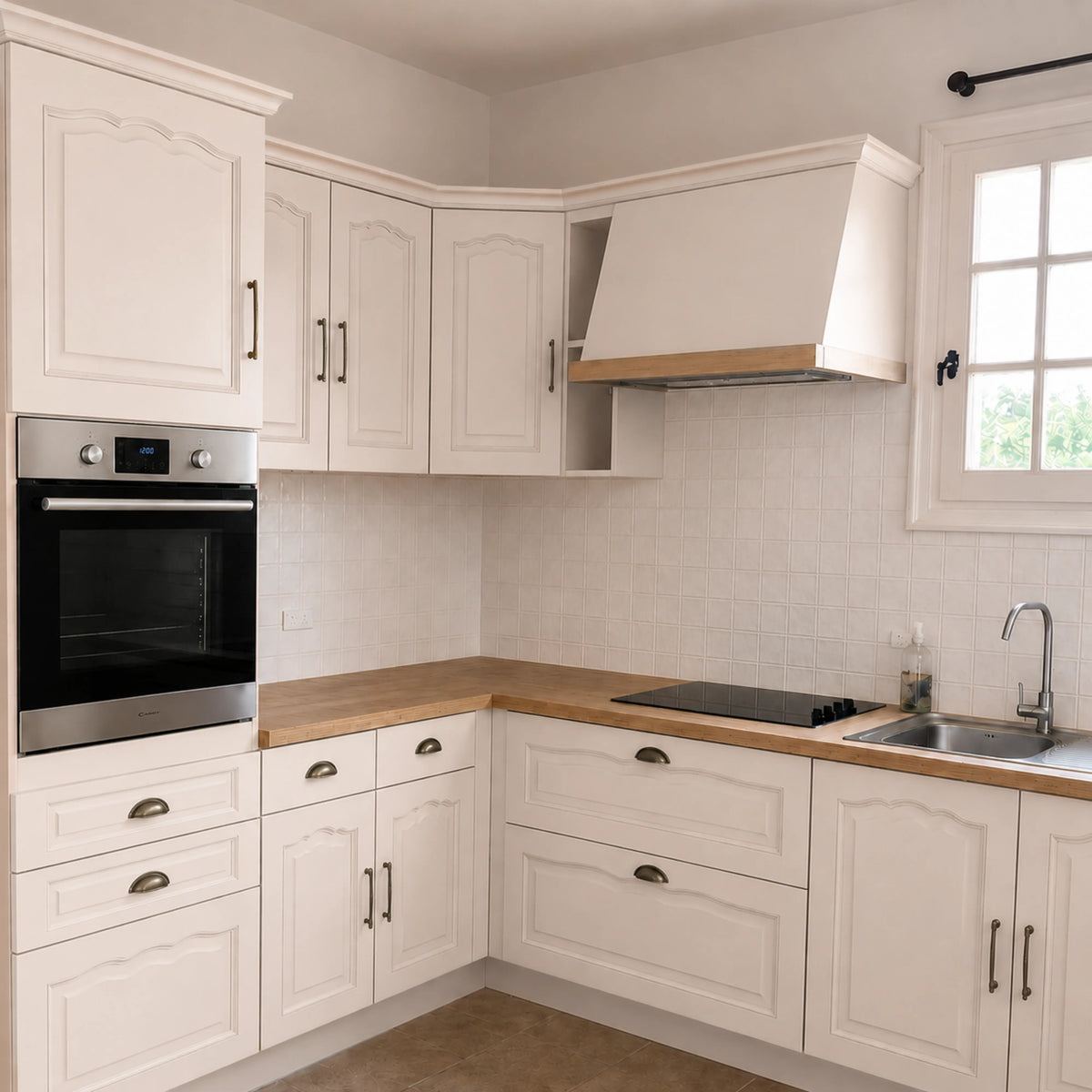 Cuisine campagne chic relookée couleur Beige rosé avec la peinture pour cuisine Éléonore Déco.