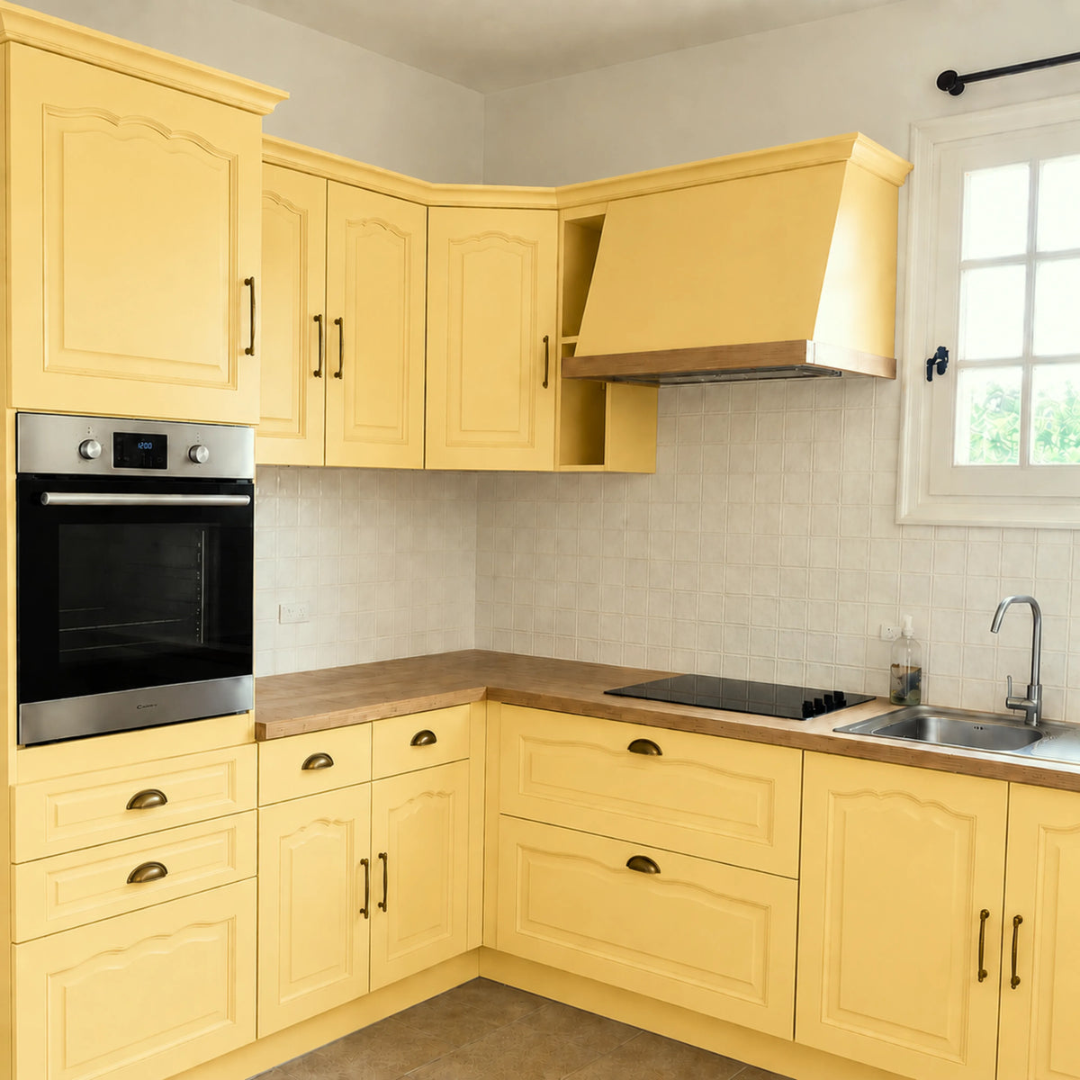 Cuisine campagne chic relookée couleur Beurre demi-sel avec la peinture pour cuisine Éléonore Déco.