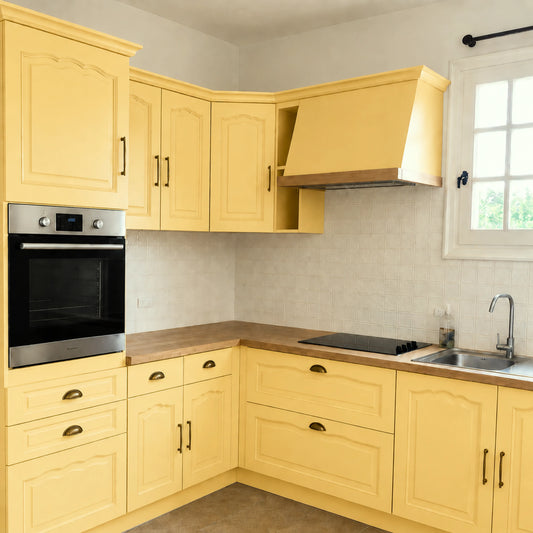 Cuisine campagne chic relookée couleur Beurre demi-sel avec la peinture pour cuisine Éléonore Déco.
