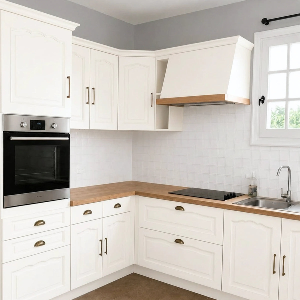 Cuisine campagne chic relookée couleur Blanc avec la peinture pour cuisine Éléonore Déco.
