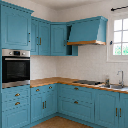 Cuisine campagne chic relookée couleur Bleu gustavien avec la peinture pour cuisine Éléonore Déco.