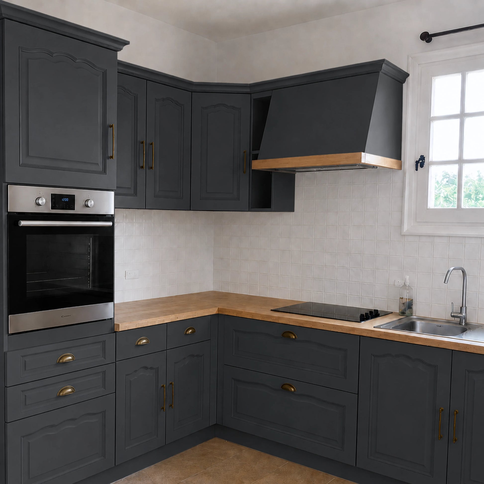 Cuisine campagne chic relookée couleur Carbone avec la peinture pour cuisine Éléonore Déco.