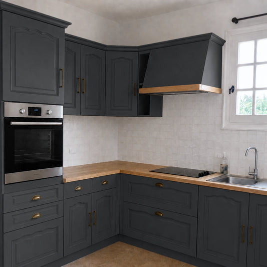 Cuisine campagne chic relookée couleur Carbone avec la peinture pour cuisine Éléonore Déco.
