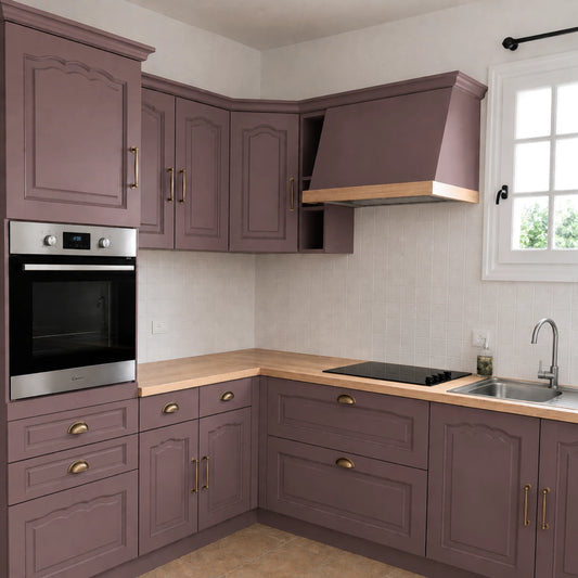 Cuisine campagne chic relookée couleur Figue avec la peinture pour cuisine Éléonore Déco.