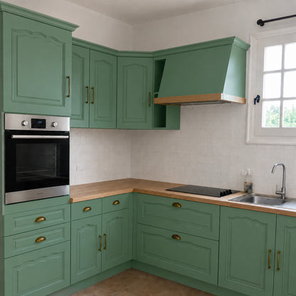 Cuisine campagne chic relookée couleur Fougères avec la peinture pour cuisine Éléonore Déco.