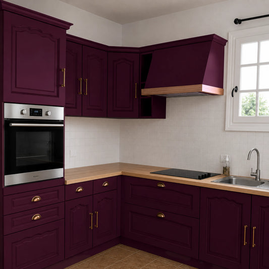 Cuisine campagne chic relookée couleur Goutte de merlot avec la peinture pour cuisine Éléonore Déco.