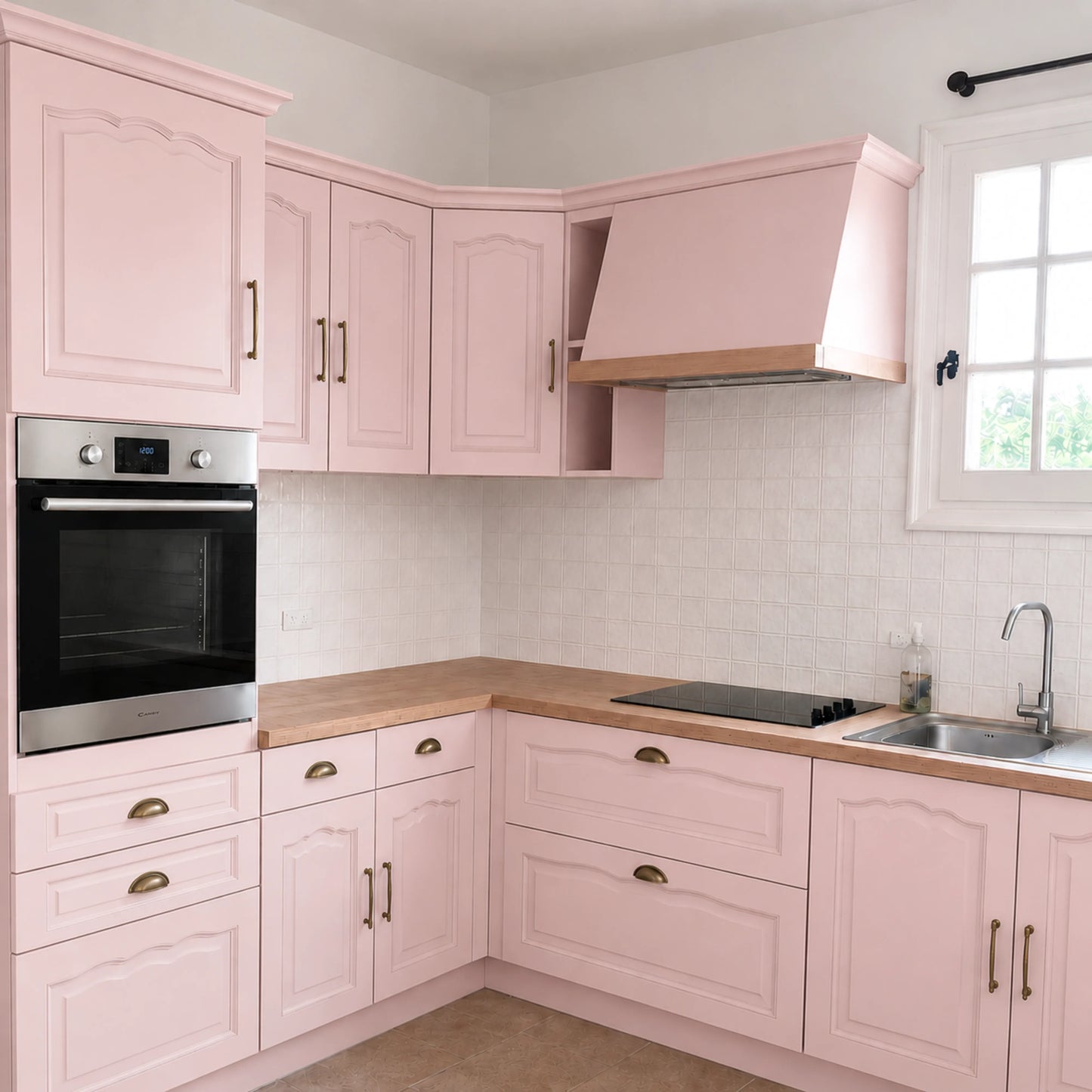 Cuisine campagne chic relookée couleur Guimauve avec la peinture pour cuisine Éléonore Déco.