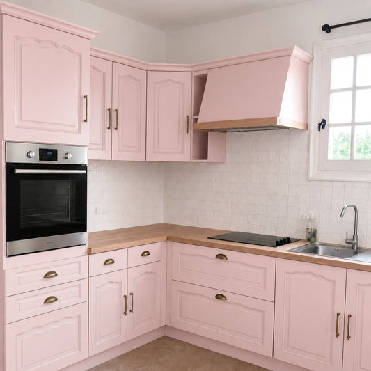 Cuisine campagne chic relookée couleur Guimauve avec la peinture pour cuisine Éléonore Déco.