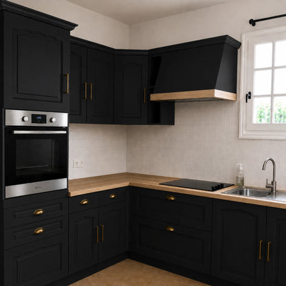 Cuisine campagne chic relookée couleur Noir avec la peinture pour cuisine Éléonore Déco.