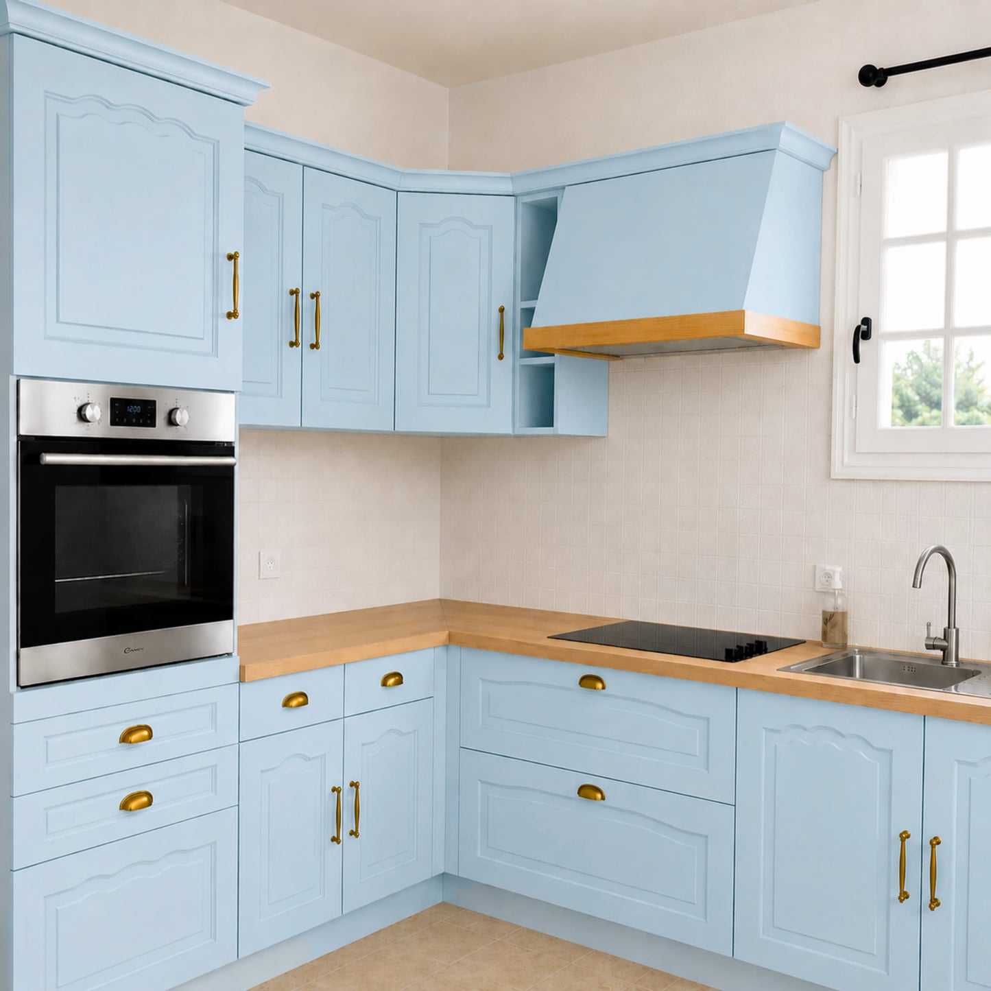 Cuisine campagne chic relookée couleur Ostende avec la peinture pour cuisine Éléonore Déco.