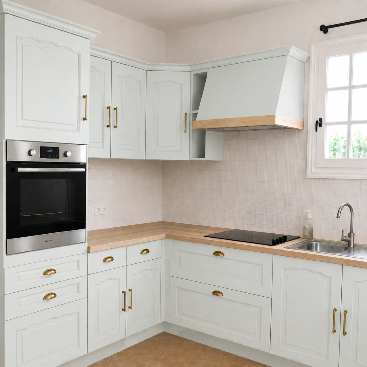 Cuisine campagne chic relookée couleur Perle avec la peinture pour cuisine Éléonore Déco.