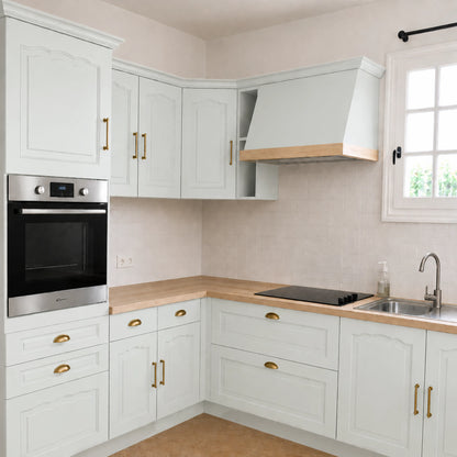Cuisine campagne chic relookée couleur Perle avec la peinture pour cuisine Éléonore Déco.
