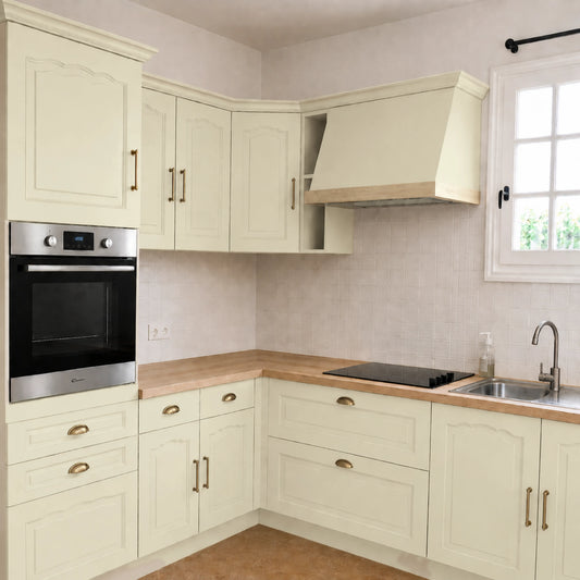 Cuisine campagne chic relookée couleur Pierre avec la peinture pour cuisine Éléonore Déco.