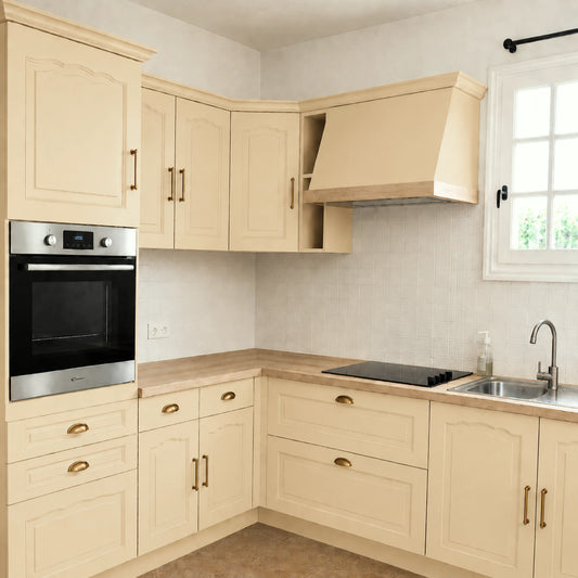 Cuisine campagne chic relookée couleur Raphia avec la peinture pour cuisine Éléonore Déco.