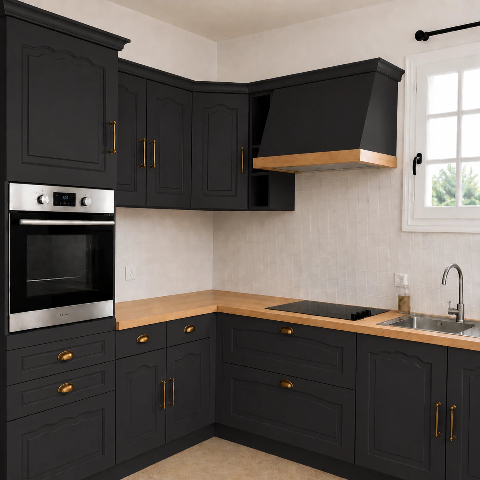 Cuisine campagne chic relookée couleur Réglisse avec la peinture pour cuisine Éléonore Déco.