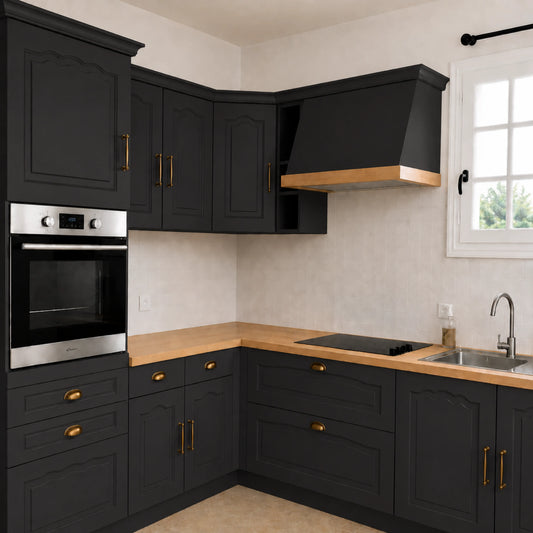 Cuisine campagne chic relookée couleur Réglisse avec la peinture pour cuisine Éléonore Déco.