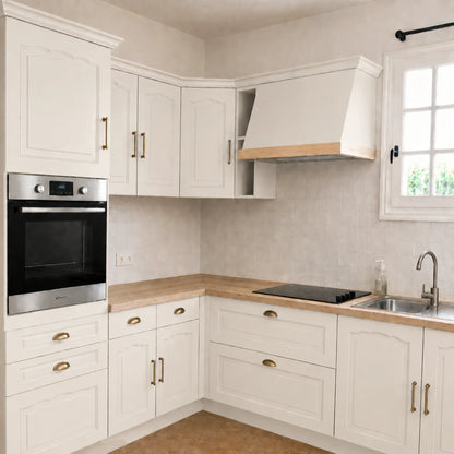 Cuisine campagne chic relookée couleur Soie sauvage avec la peinture pour cuisine Éléonore Déco.