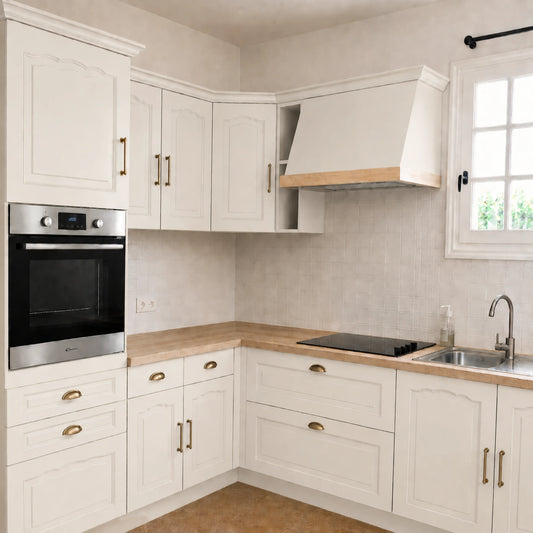 Cuisine campagne chic relookée couleur Soie sauvage avec la peinture pour cuisine Éléonore Déco.