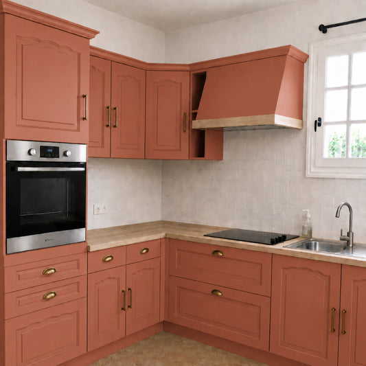 Cuisine campagne chic relookée couleur Terracotta avec la peinture pour cuisine Éléonore Déco.