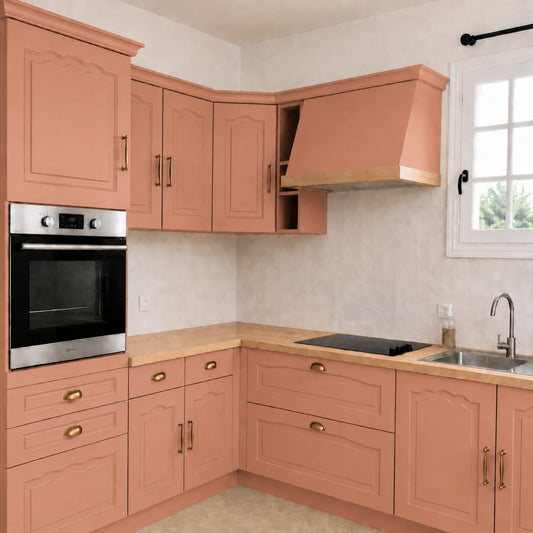 Cuisine campagne chic relookée couleur Terre de mars avec la peinture pour cuisine Éléonore Déco.
