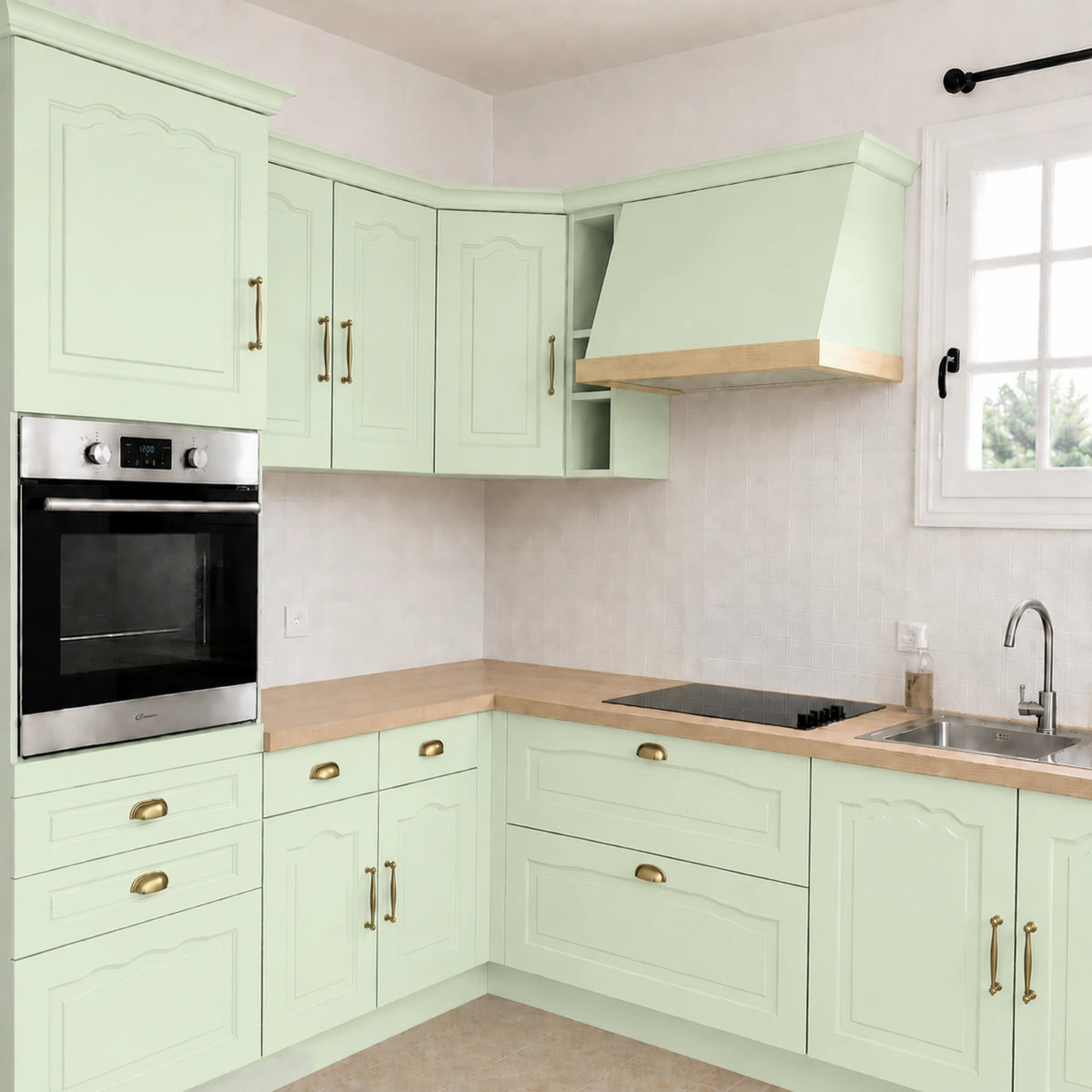 Cuisine campagne chic relookée couleur Vert d'eau avec la peinture pour cuisine Éléonore Déco.