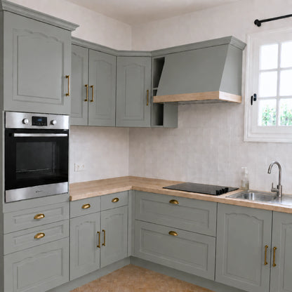 Cuisine campagne chic relookée couleur Vert gommier avec la peinture pour cuisine Éléonore Déco.