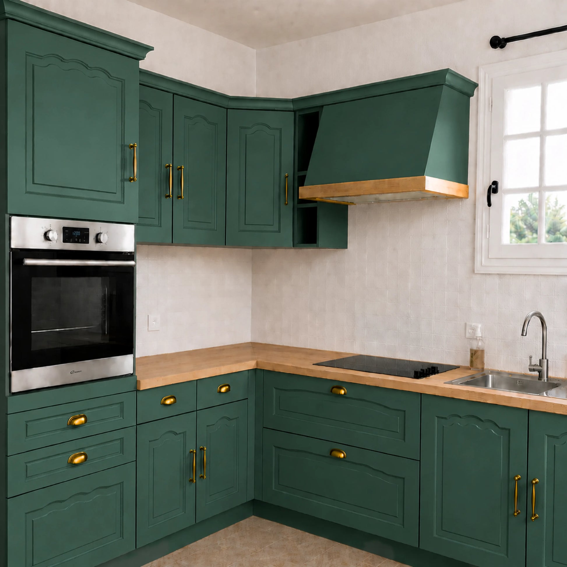 Cuisine campagne chic relookée couleur Vertigo avec la peinture pour cuisine Éléonore Déco.