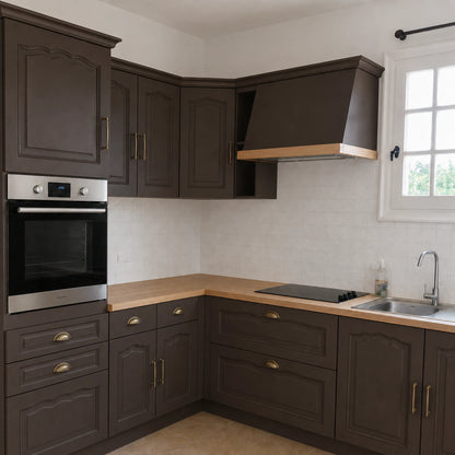 Cuisine campagne chic relookée couleur Wengé avec la peinture pour cuisine Éléonore Déco.