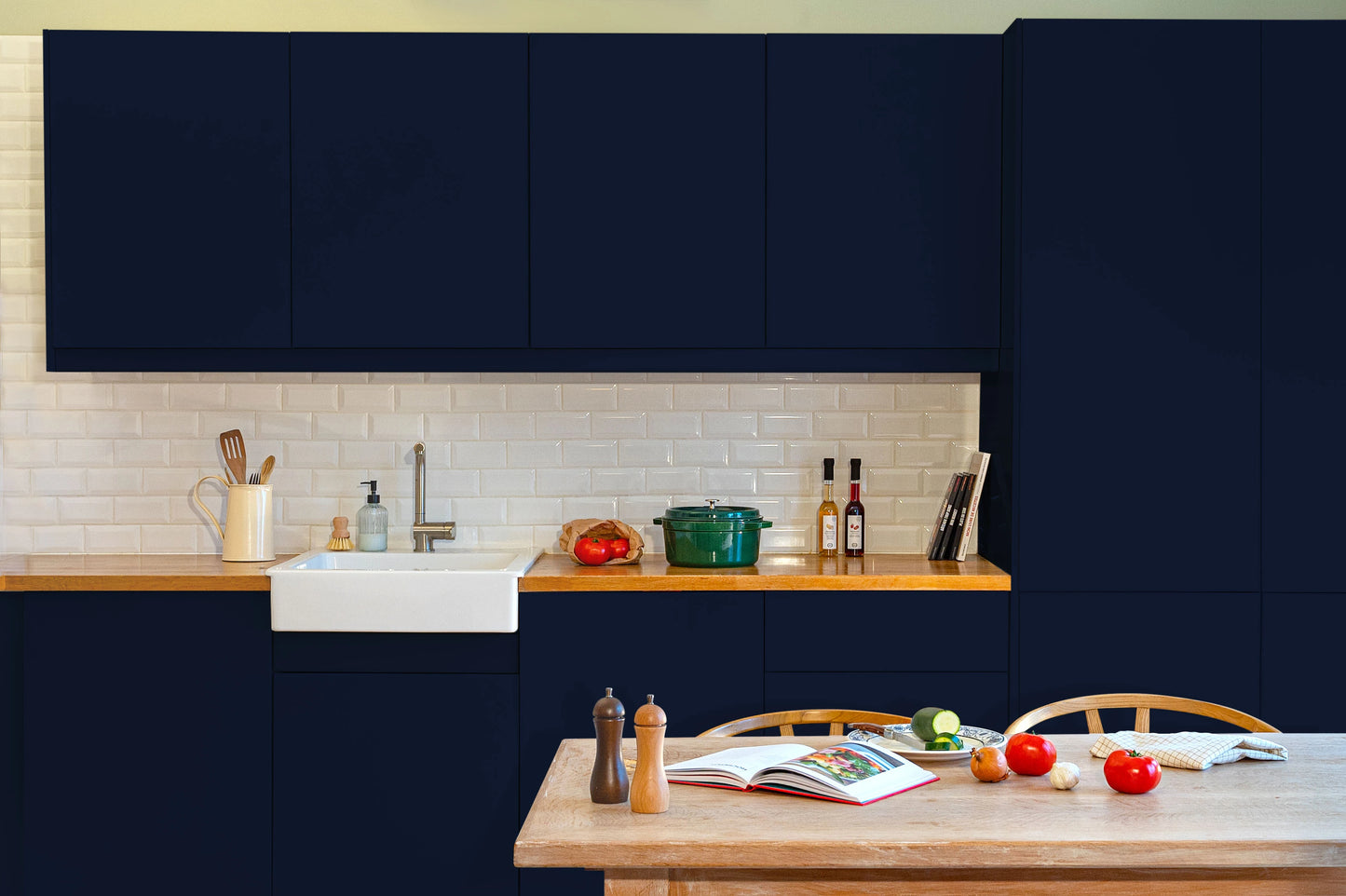 Meubles de cuisine relookés en couleur Abysses – peinture Eléonore Déco.