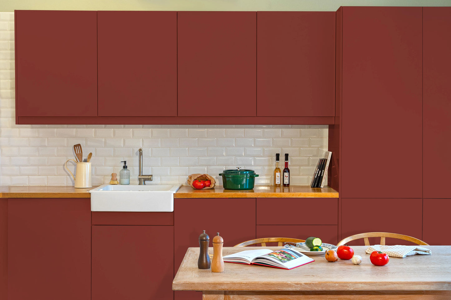 Meubles de cuisine relookés en couleur Antik rouge – peinture Eléonore Déco.
