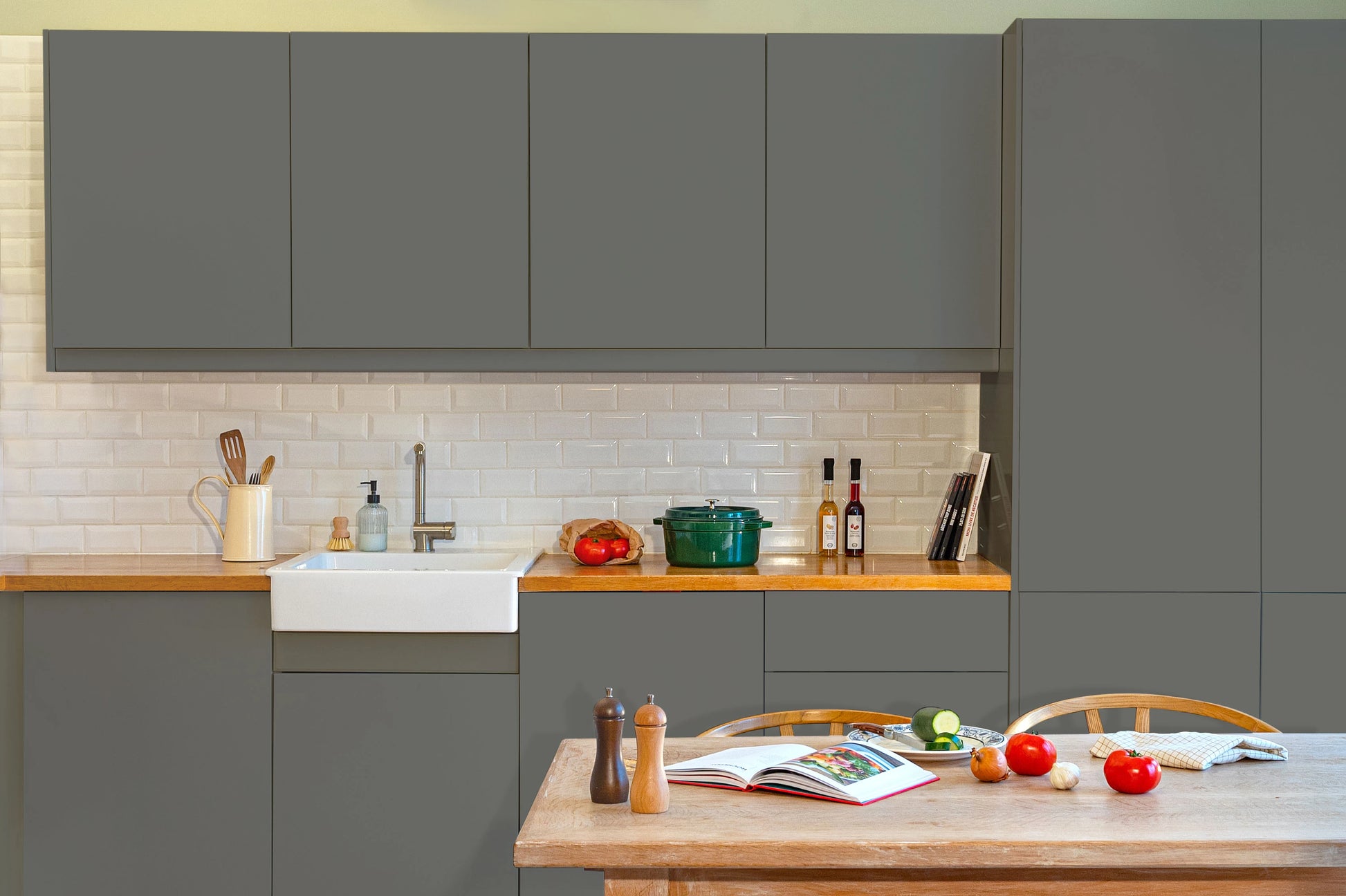 Meubles de cuisine relookés en couleur Basalte – peinture Eléonore Déco.