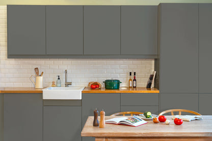 Meubles de cuisine relookés en couleur Basalte – peinture Eléonore Déco.