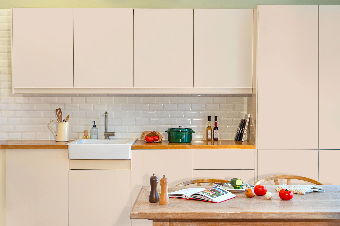 Meubles de cuisine relookés en couleur Beige rose – peinture Eléonore Déco.