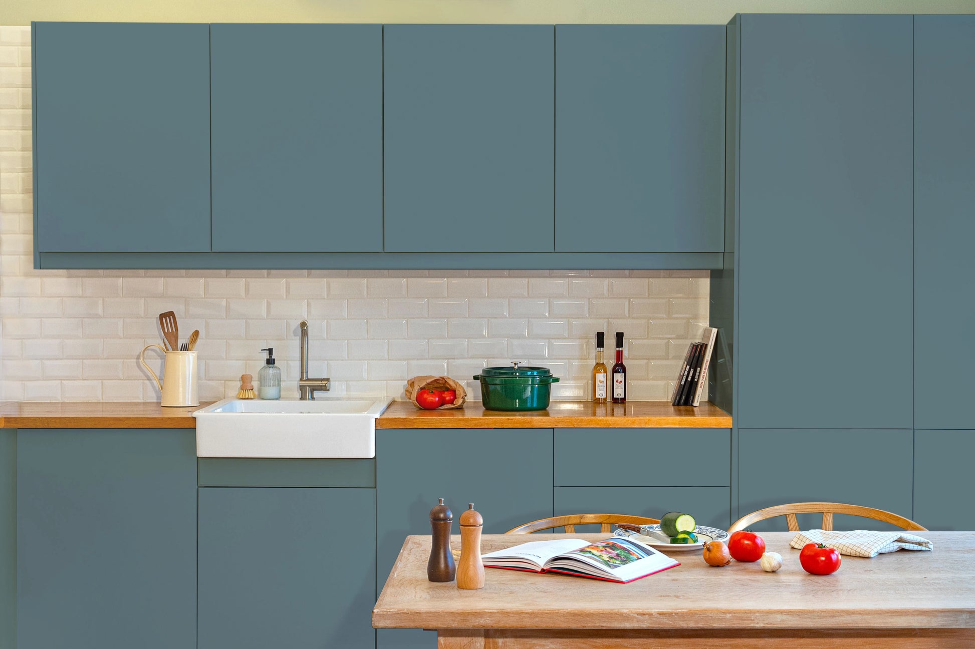 Meubles de cuisine relookés en couleur Bleu acier – peinture Eléonore Déco.