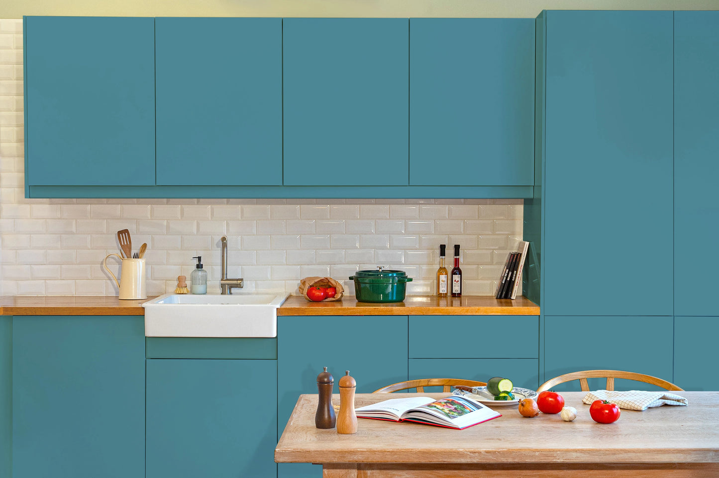 Meubles de cuisine relookés en couleur Bleu gustavien – peinture Eléonore Déco.