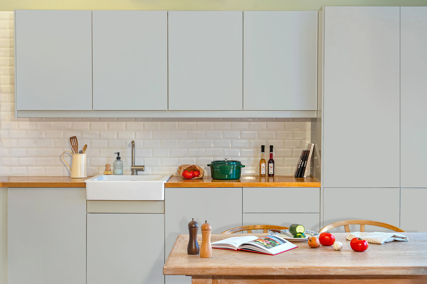 Meubles de cuisine relookés en couleur Calcaire – peinture Eléonore Déco.